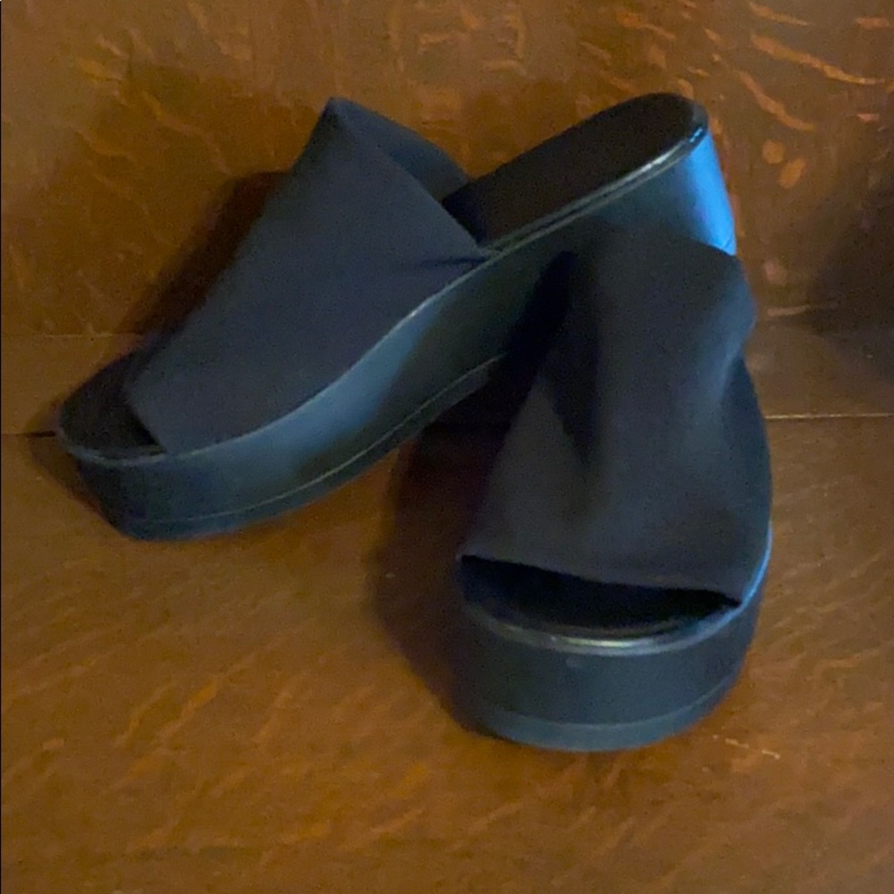 90’s Black Platform Sandals